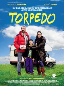 Affiche du film Torpédo (Les 3 héros du film posent en souriant devant un camping-car)