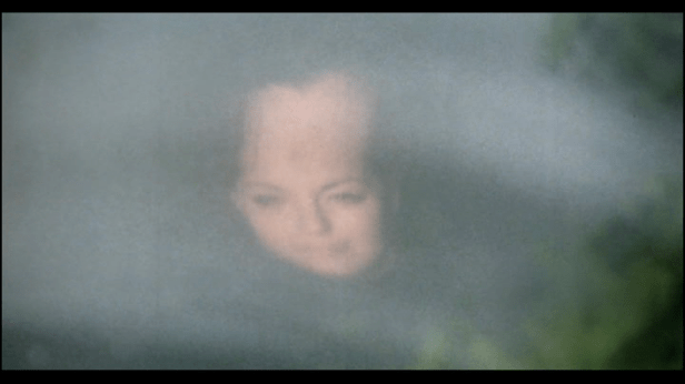 Visage d'Anna dans la rivière