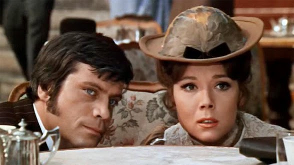 Photo de Diana Rigg et Oliver Reed