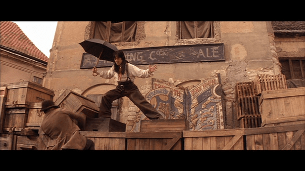 Photo Jackie Chan combattant avec un parapluie