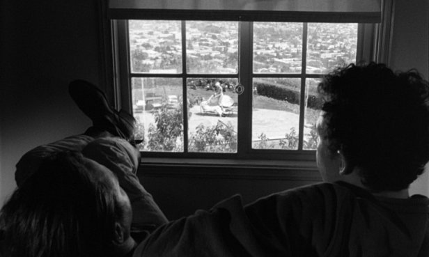 Duke et Boots devant leur fenêtre