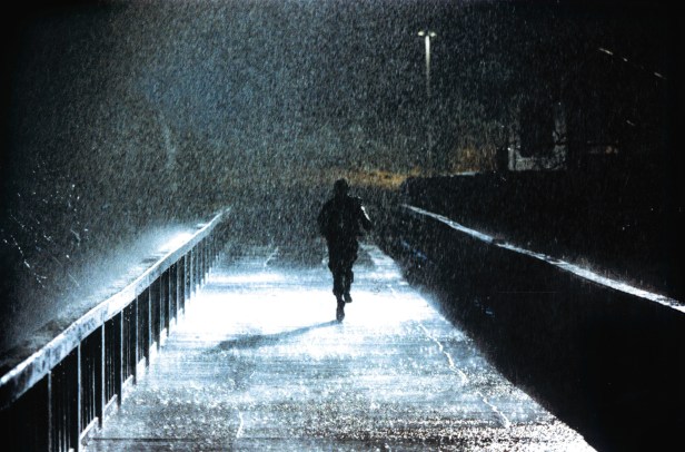 Photo du film JSA Homme fuyant de nuit sous la pluie